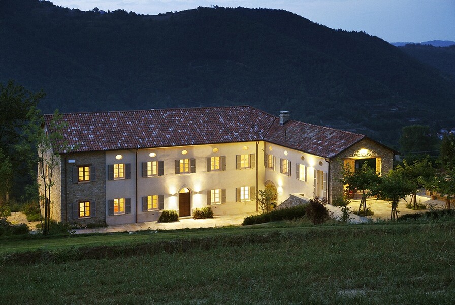 Luxus Villa Casa Roccaverano im Piemont am Abend