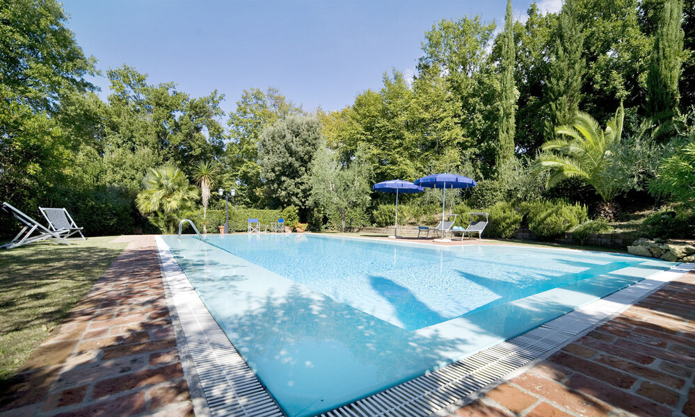 Das Ferienhaus in der Toskan La Capinera verfügt über einen 12 x 6 Meter Pool und Liegen mit Sonnenschirmen