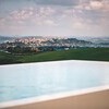 Der Blick auf Treia am Horizont von Casa Olivi in Le Marche