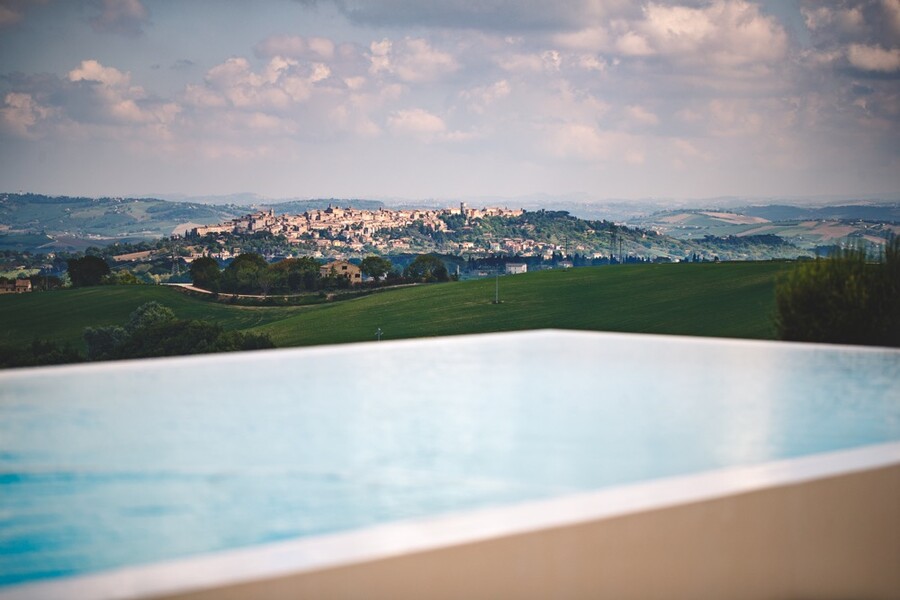 Der Blick auf Treia am Horizont von Casa Olivi in Le Marche