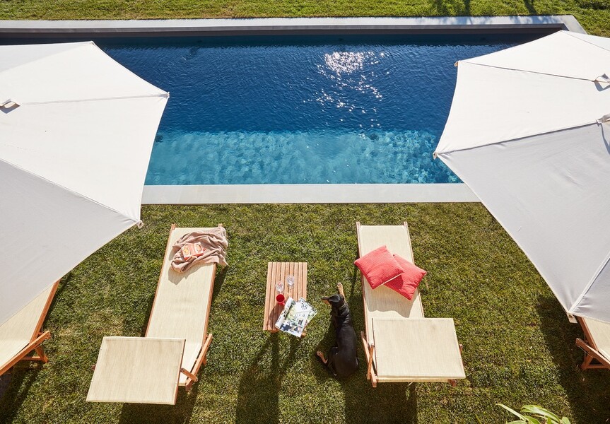 Pool mit Sonnenschirmen im Ferienhaus Arco in Italien